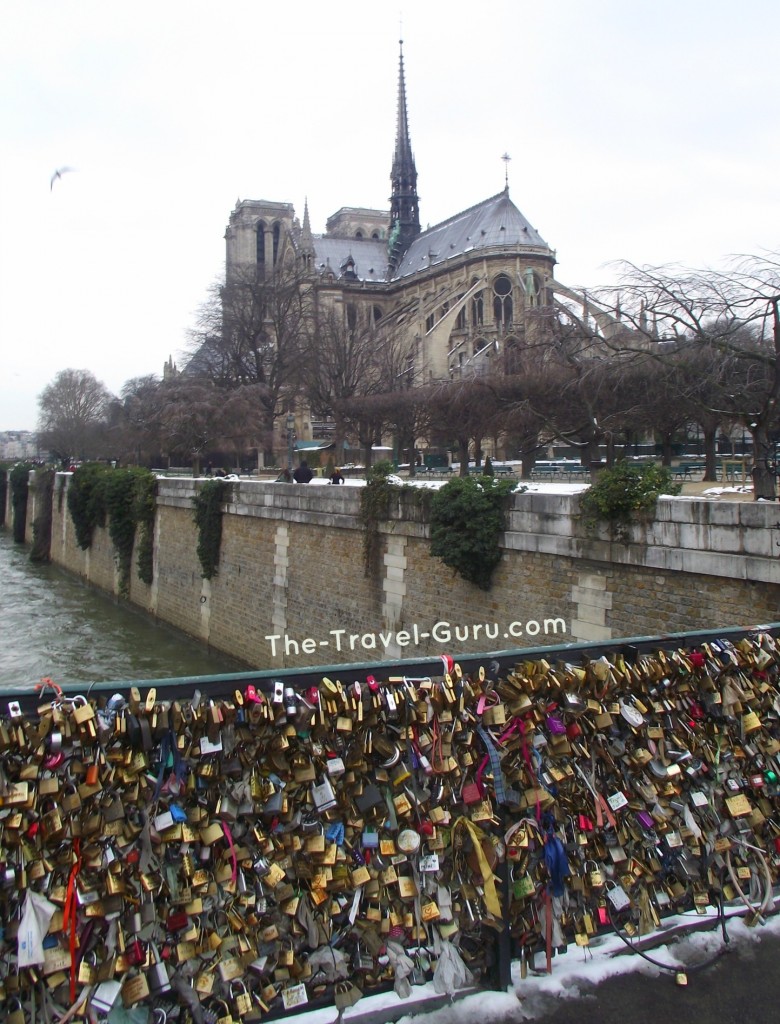 lovers lock bridge Paris